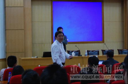 图1 钱鹰教授主持学术报告会