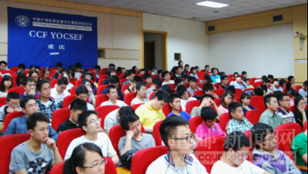 图2 参会大学生认真听取报告