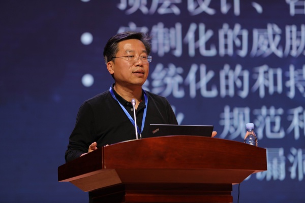 1575817448882051741.jpg 3 杜跃进作报告.jpg