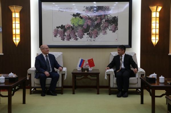 1573579793362005782.jpg 1 李林会见圣彼得堡国立电信大学校长.jpg